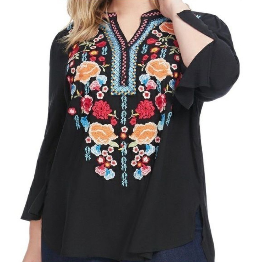 Andree by Unit Embroidered 3/4 Flare Sleeve Tunic Top